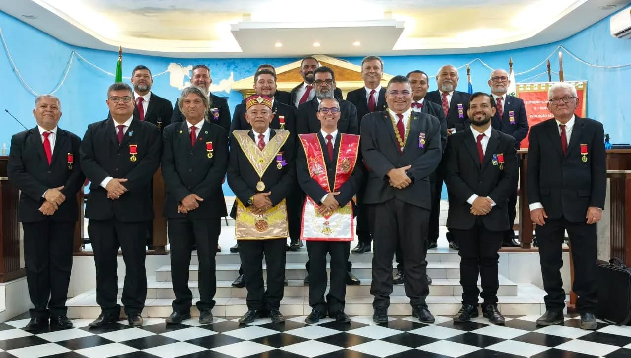 Irmãos reunidos no Templo, em fotografia oficial da Sessão Especial de Comunicação dos Graus 16 e 17