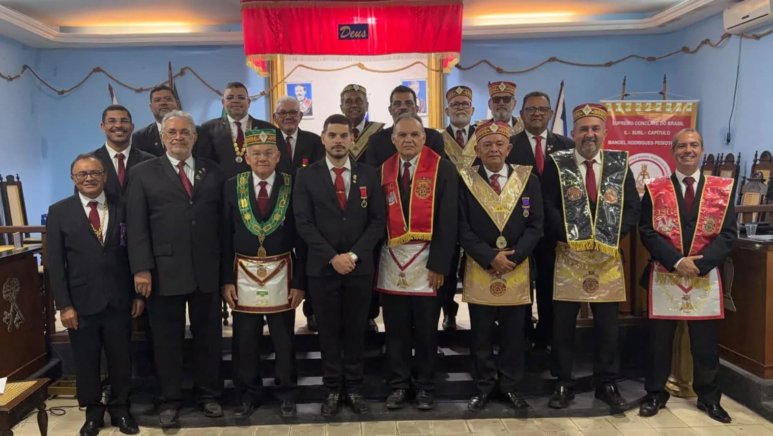 Irmãos reunidos no Templo, em fotografia oficial da Mestre da Discrição