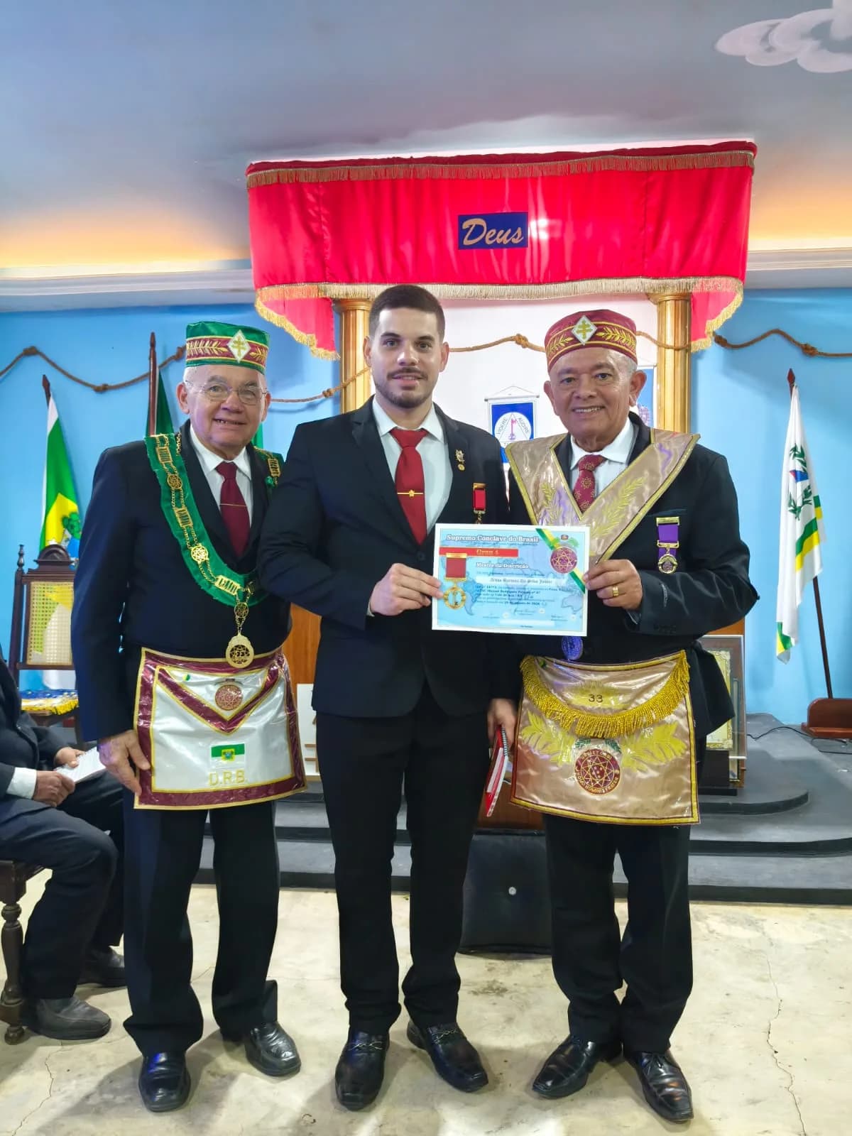 Irmãos reunidos no Templo, em fotografia oficial da Mestre da Discrição