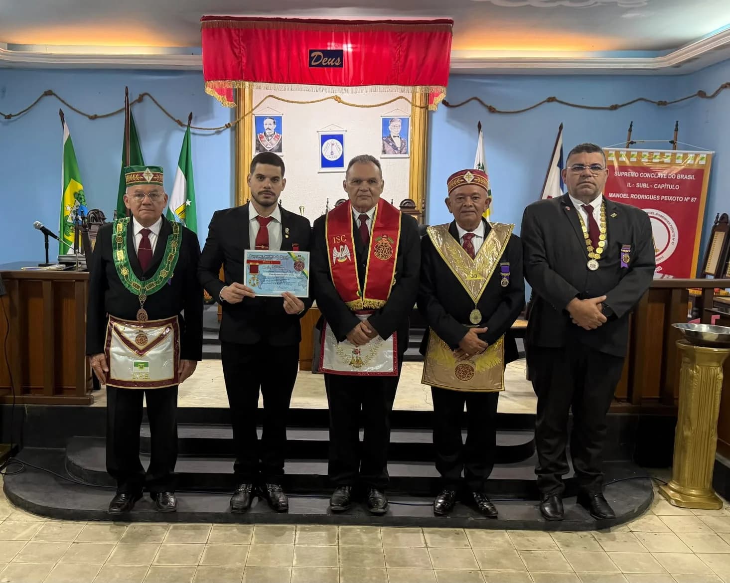 Irmãos reunidos no Templo, em fotografia oficial da Mestre da Discrição
