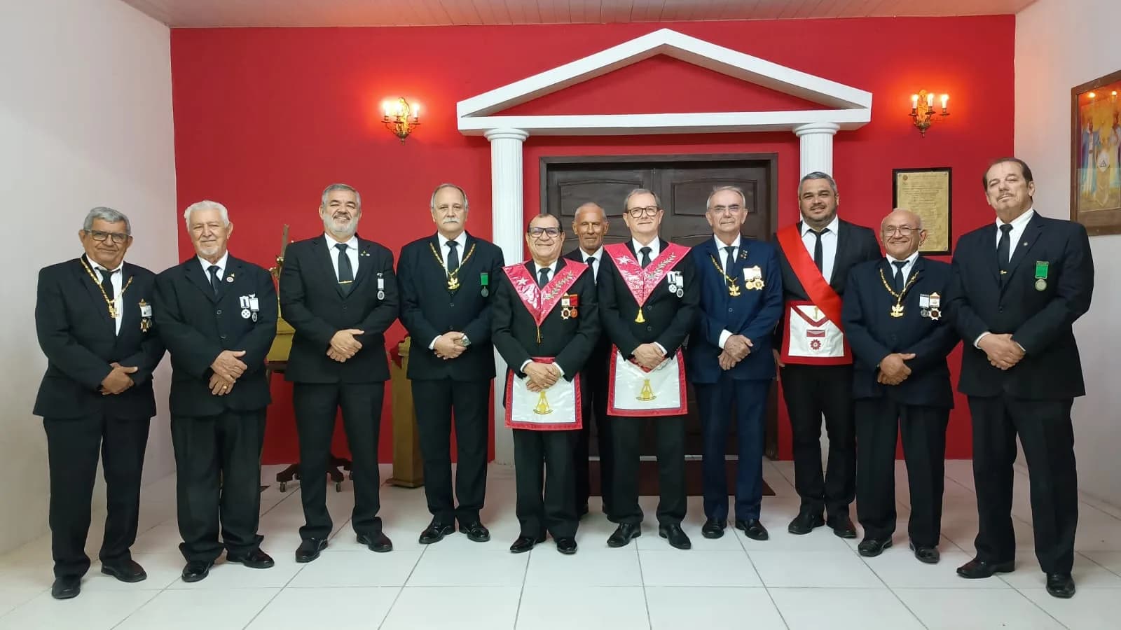 Irmãos reunidos no Templo, em fotografia oficial da Sessão de Instrução do Grau 7
