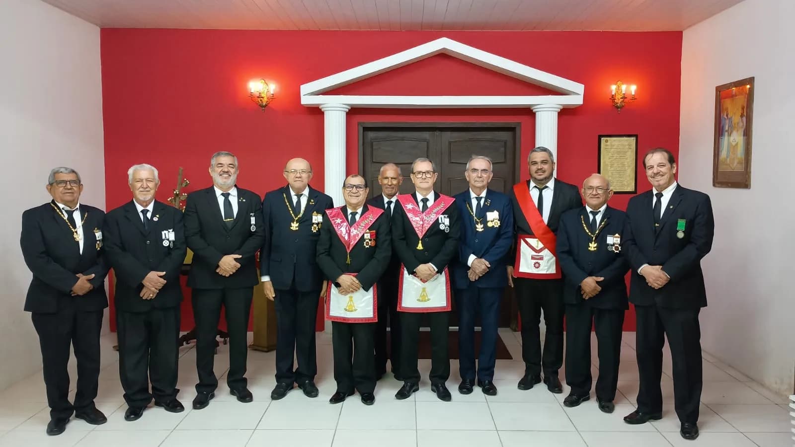 Irmãos reunidos no Templo, em fotografia oficial da Sessão de Instrução do Grau 7