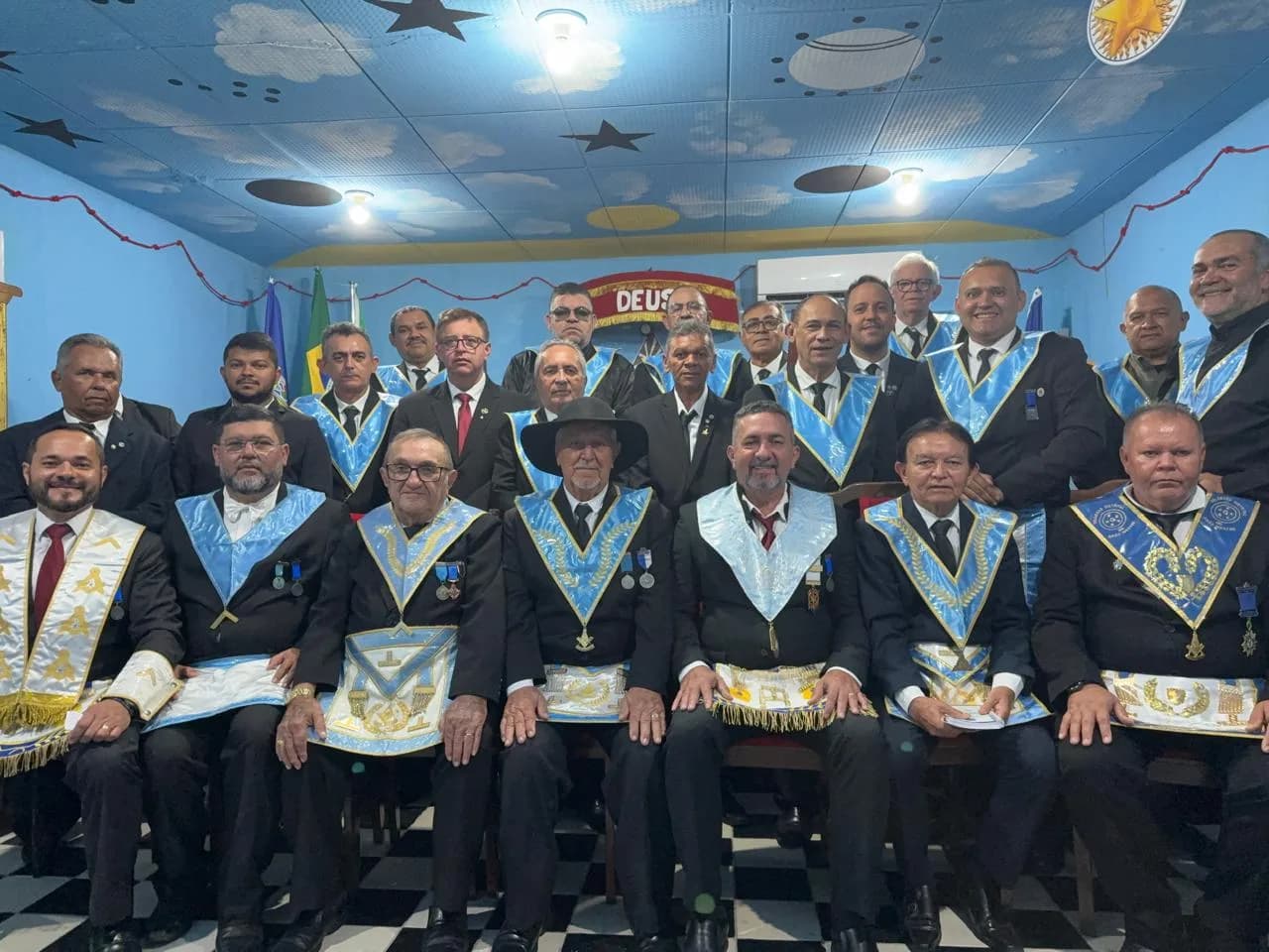 Irmãos reunidos no Templo, em fotografia oficial da Sessão Ordinária de Instrução, no Grau de Aprendiz Maçom