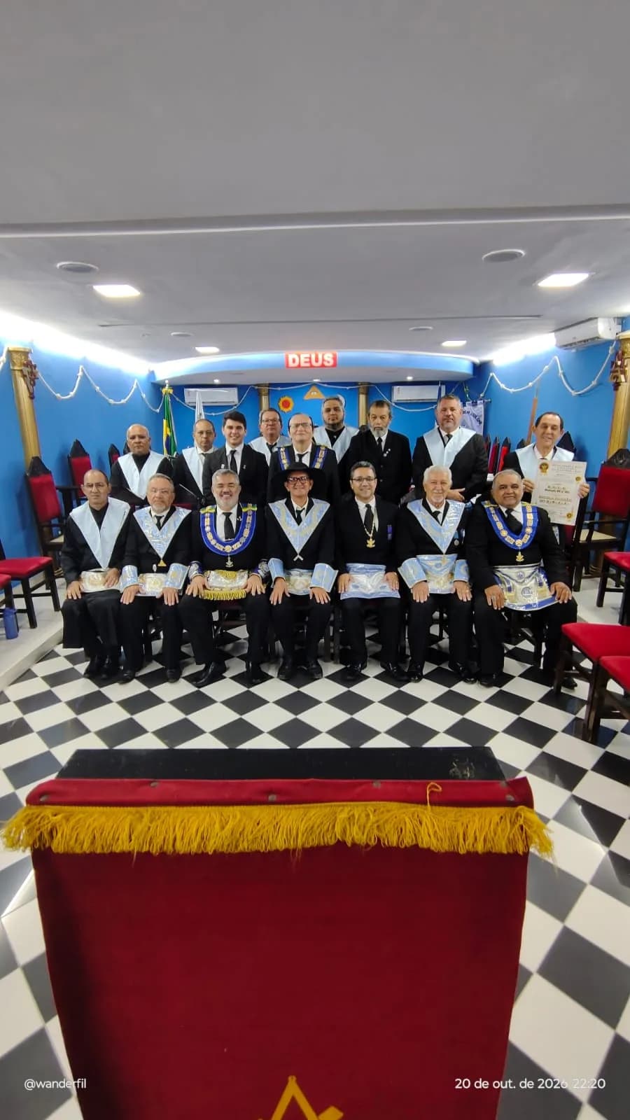 Irmãos reunidos no Templo, em fotografia oficial da Sessão Ordinária de Instrução, no Grau de Aprendiz