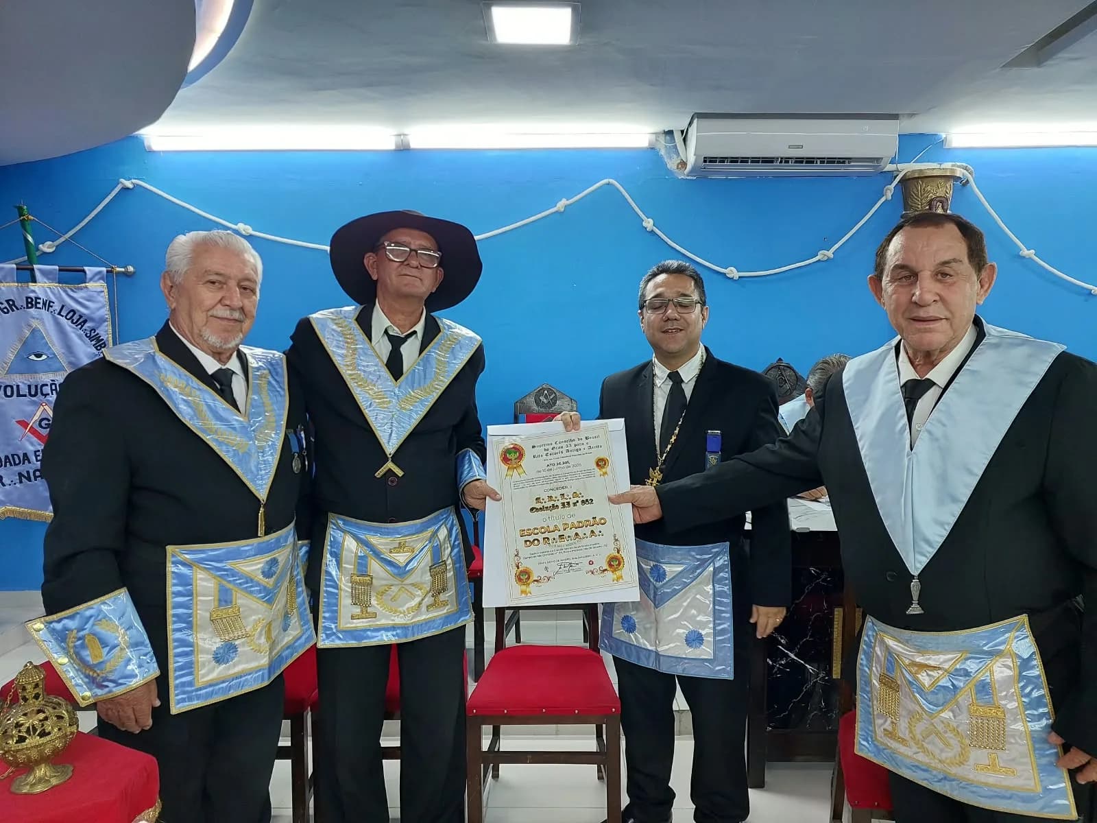 Irmãos reunidos no Templo, em fotografia oficial da Sessão Ordinária de Instrução, no Grau de Aprendiz