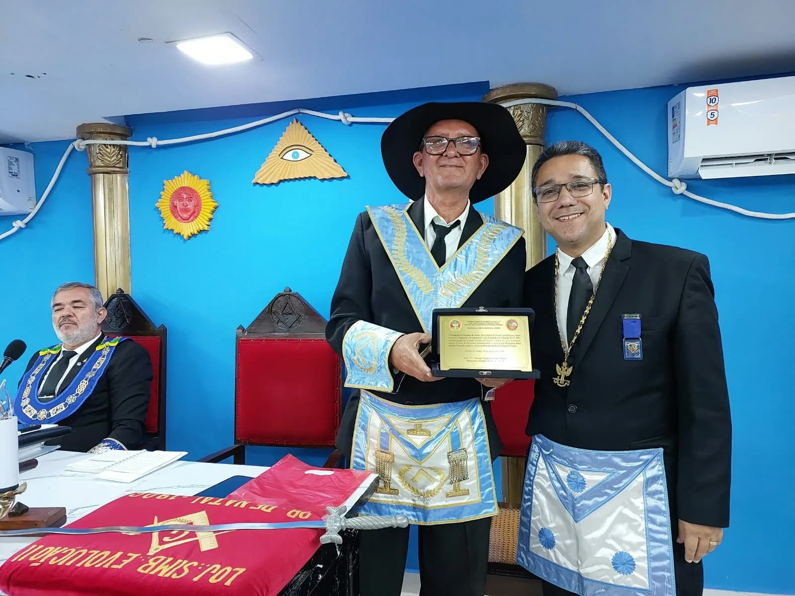Irmãos reunidos no Templo, em fotografia oficial da Sessão Ordinária de Instrução, no Grau de Aprendiz
