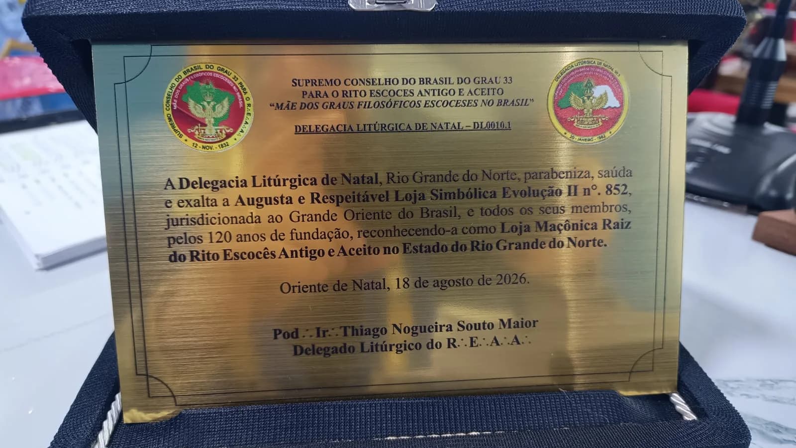 Irmãos reunidos no Templo, em fotografia oficial da Sessão Ordinária de Instrução, no Grau de Aprendiz