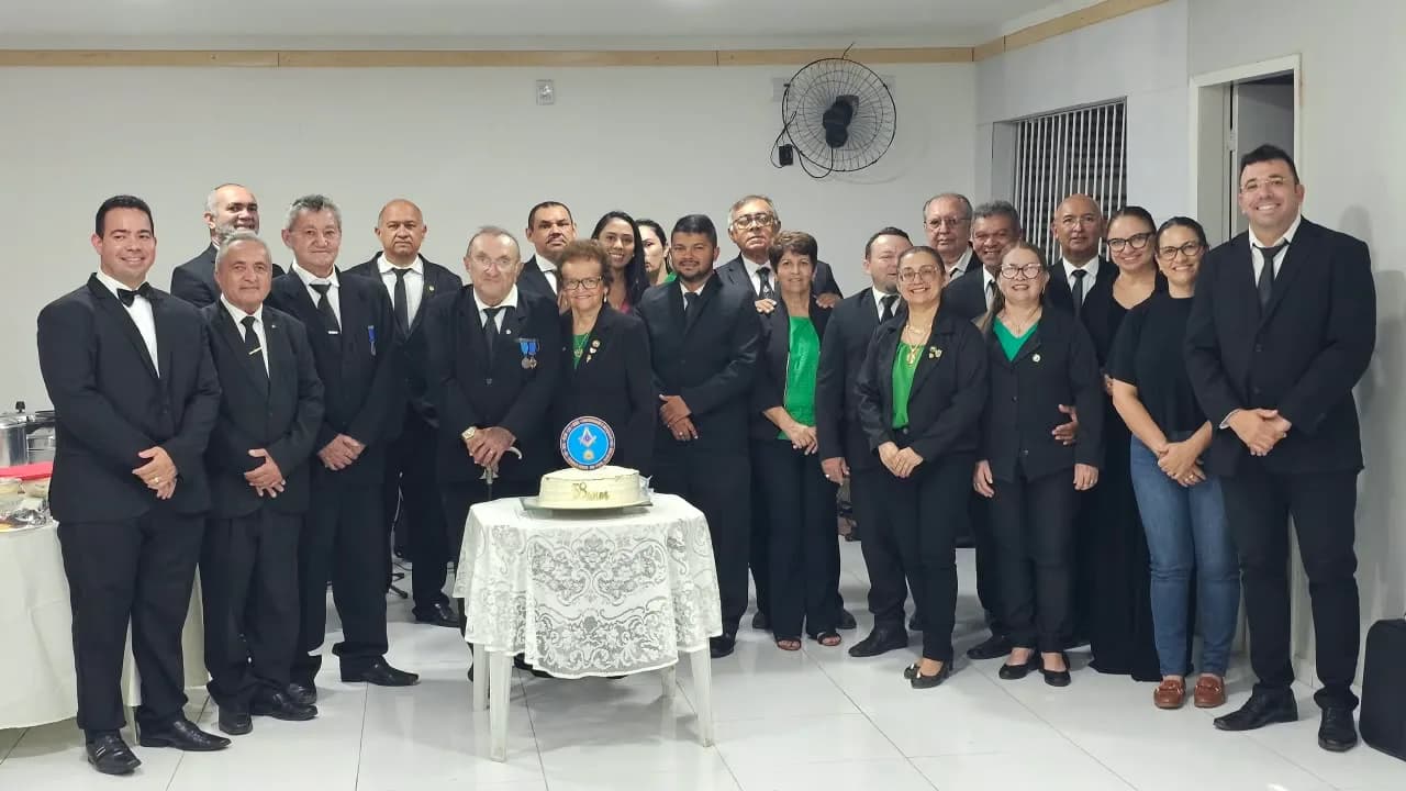 Irmãos reunidos no Templo, em fotografia oficial da Loja Maçônica Fraternidade e Justiça III N° 1.757, Oriente de Currais Novos/rn - Sessão Magna Pública Alusiva Ao Seu 58º Ano de Fundação