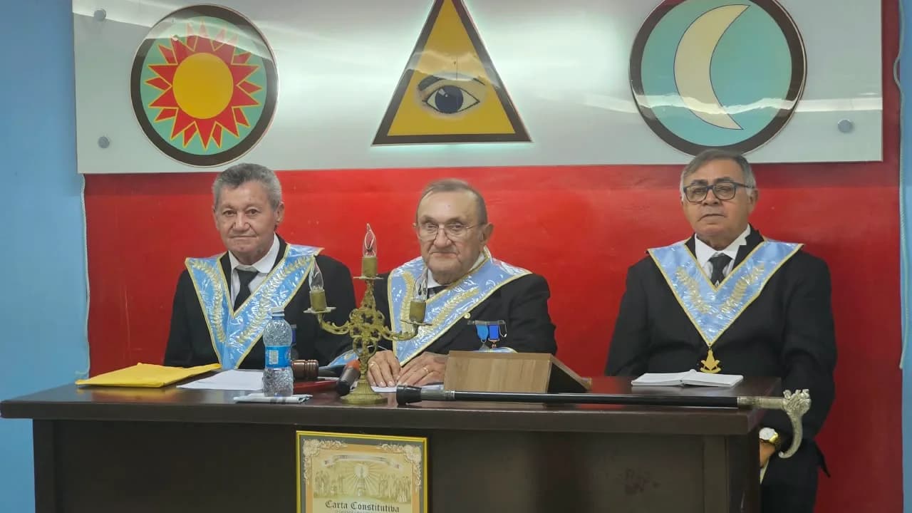 Irmãos reunidos no Templo, em fotografia oficial da Loja Maçônica Fraternidade e Justiça III N° 1.757, Oriente de Currais Novos/rn - Sessão Magna Pública Alusiva Ao Seu 58º Ano de Fundação