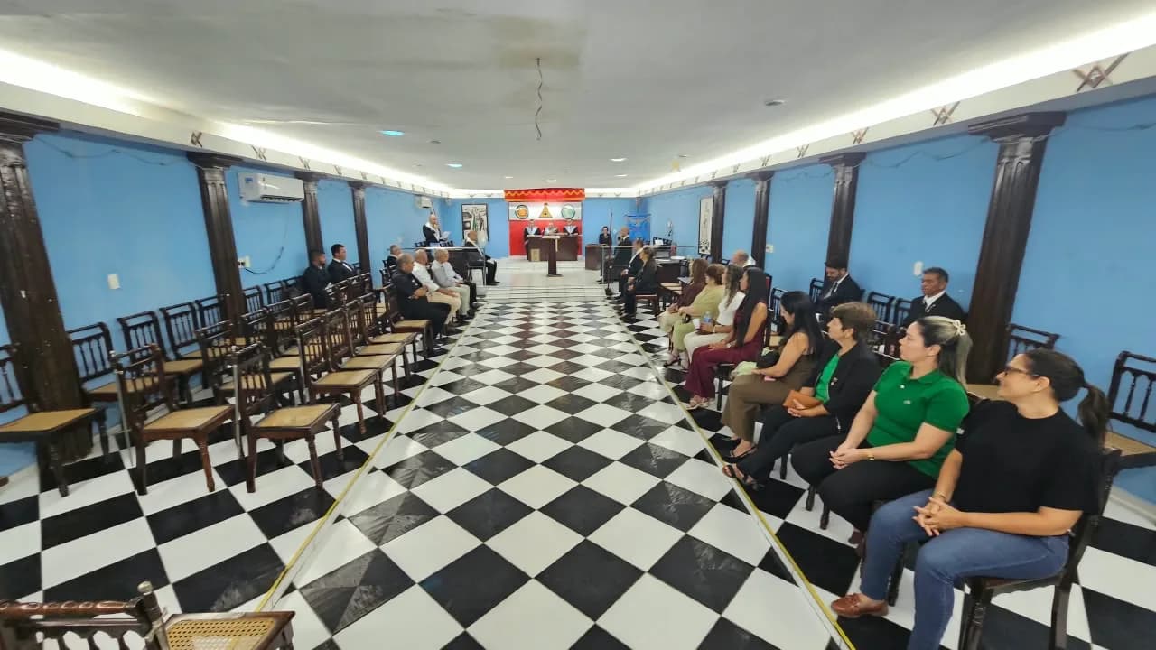 Irmãos reunidos no Templo, em fotografia oficial da Loja Maçônica Fraternidade e Justiça III N° 1.757, Oriente de Currais Novos/rn - Sessão Magna Pública Alusiva Ao Seu 58º Ano de Fundação