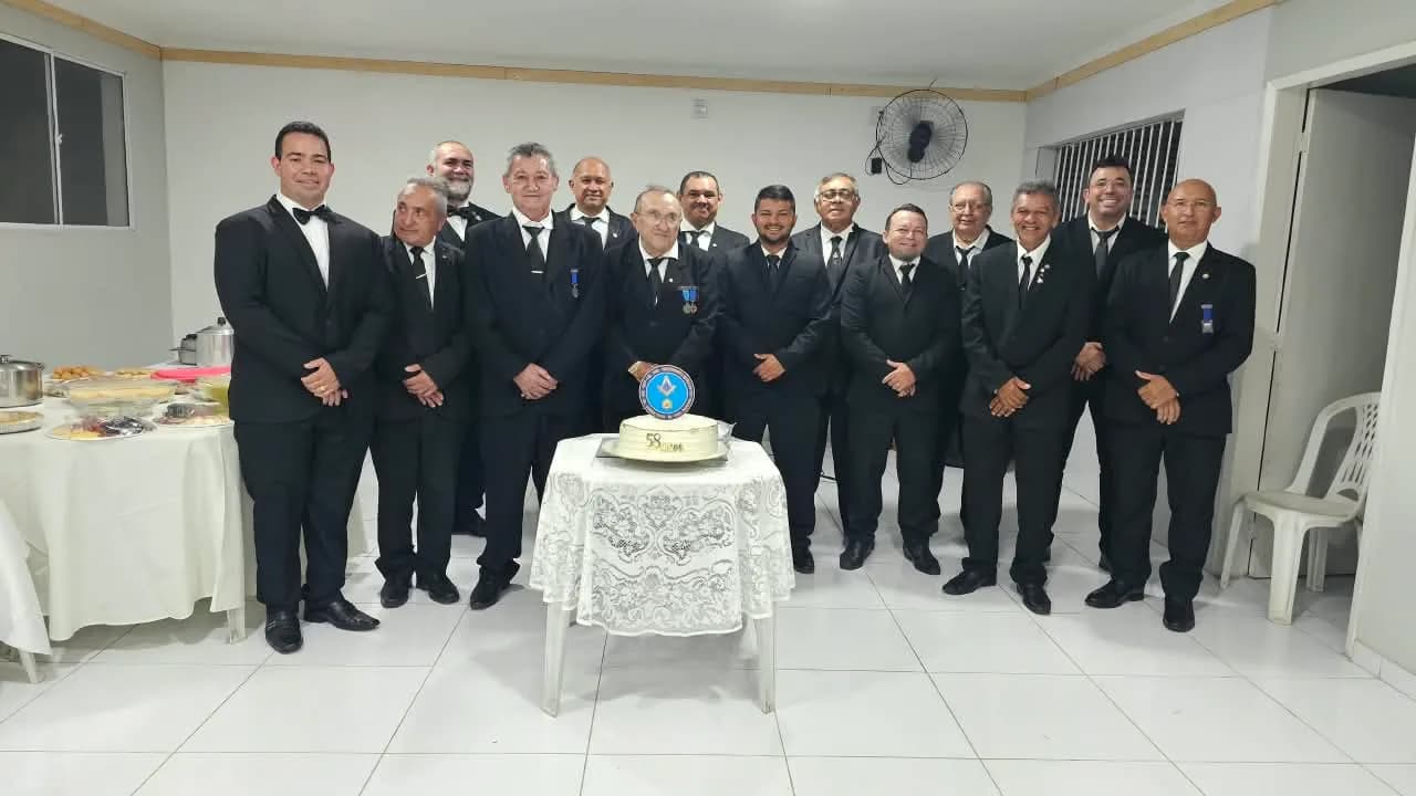 Irmãos reunidos no Templo, em fotografia oficial da Loja Maçônica Fraternidade e Justiça III N° 1.757, Oriente de Currais Novos/rn - Sessão Magna Pública Alusiva Ao Seu 58º Ano de Fundação