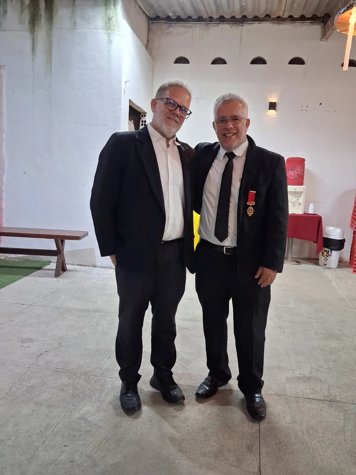 Irmãos reunidos no Templo, em fotografia oficial da Sessão Magna Restrita de Elevação (exaltação)