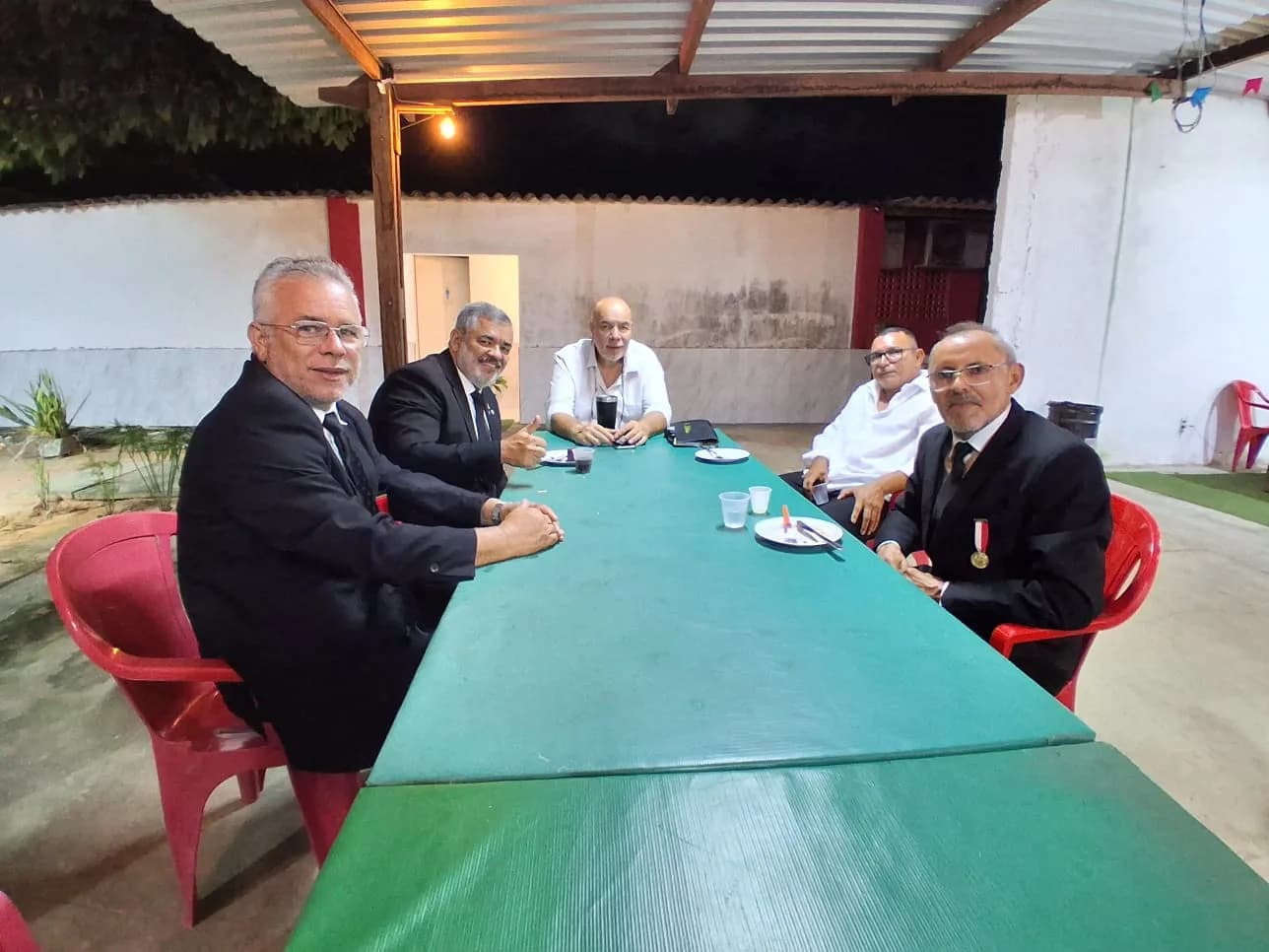 Irmãos reunidos no Templo, em fotografia oficial da Sessão Magna Restrita de Elevação (exaltação)