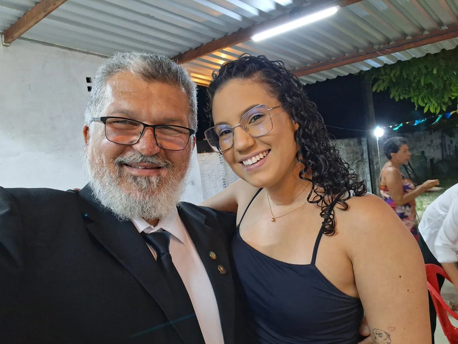 Irmãos reunidos no Templo, em fotografia oficial da Sessão Magna Restrita de Elevação (exaltação)