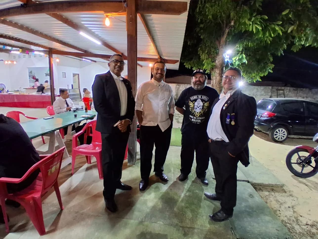 Irmãos reunidos no Templo, em fotografia oficial da Sessão Magna Restrita de Elevação (exaltação)