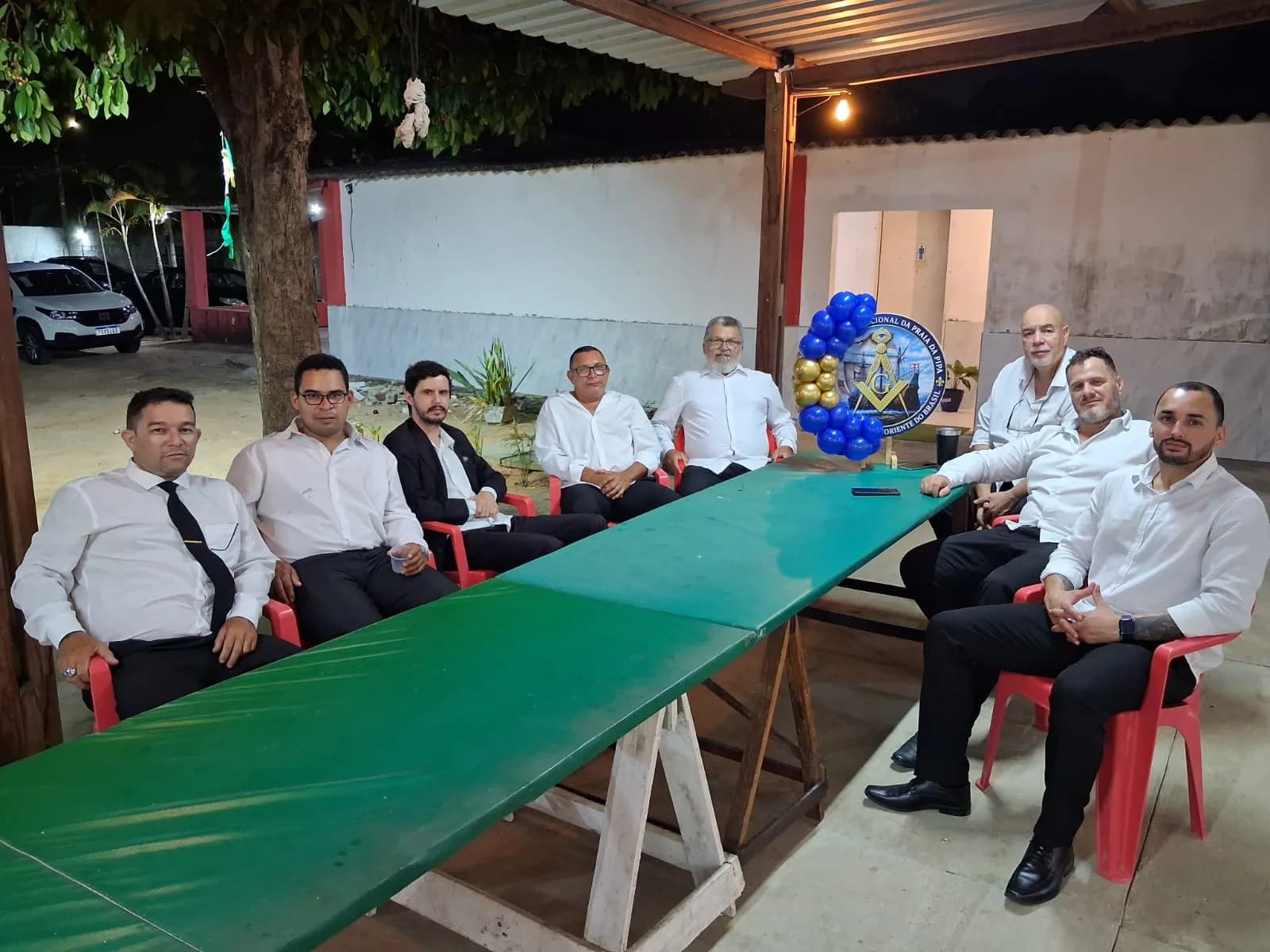 Irmãos reunidos no Templo, em fotografia oficial da Sessão Magna Restrita de Elevação (exaltação)