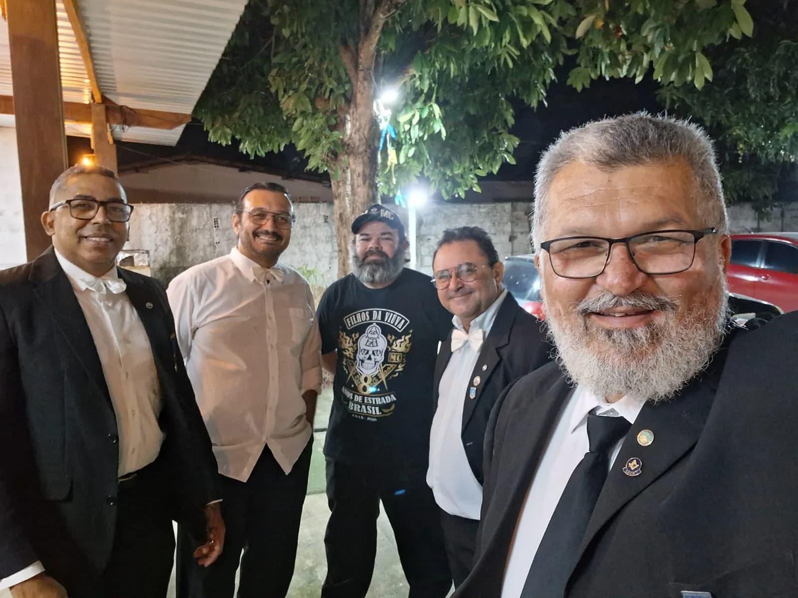 Irmãos reunidos no Templo, em fotografia oficial da Sessão Magna Restrita de Elevação (exaltação)