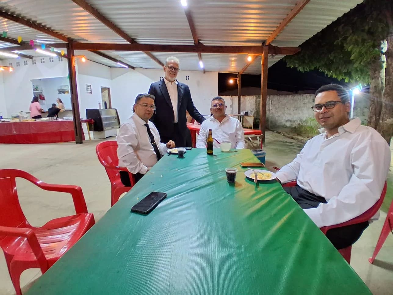 Irmãos reunidos no Templo, em fotografia oficial da Sessão Magna Restrita de Elevação (exaltação)