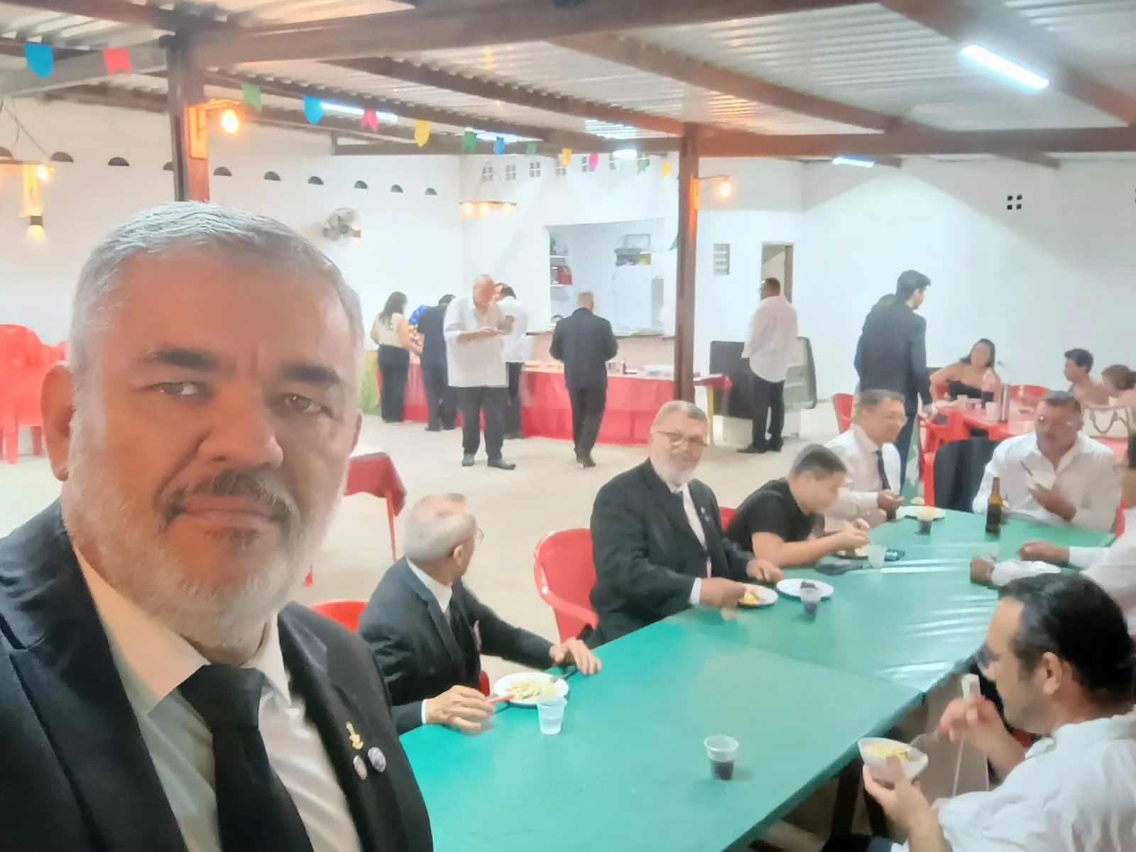 Irmãos reunidos no Templo, em fotografia oficial da Sessão Magna Restrita de Elevação (exaltação)