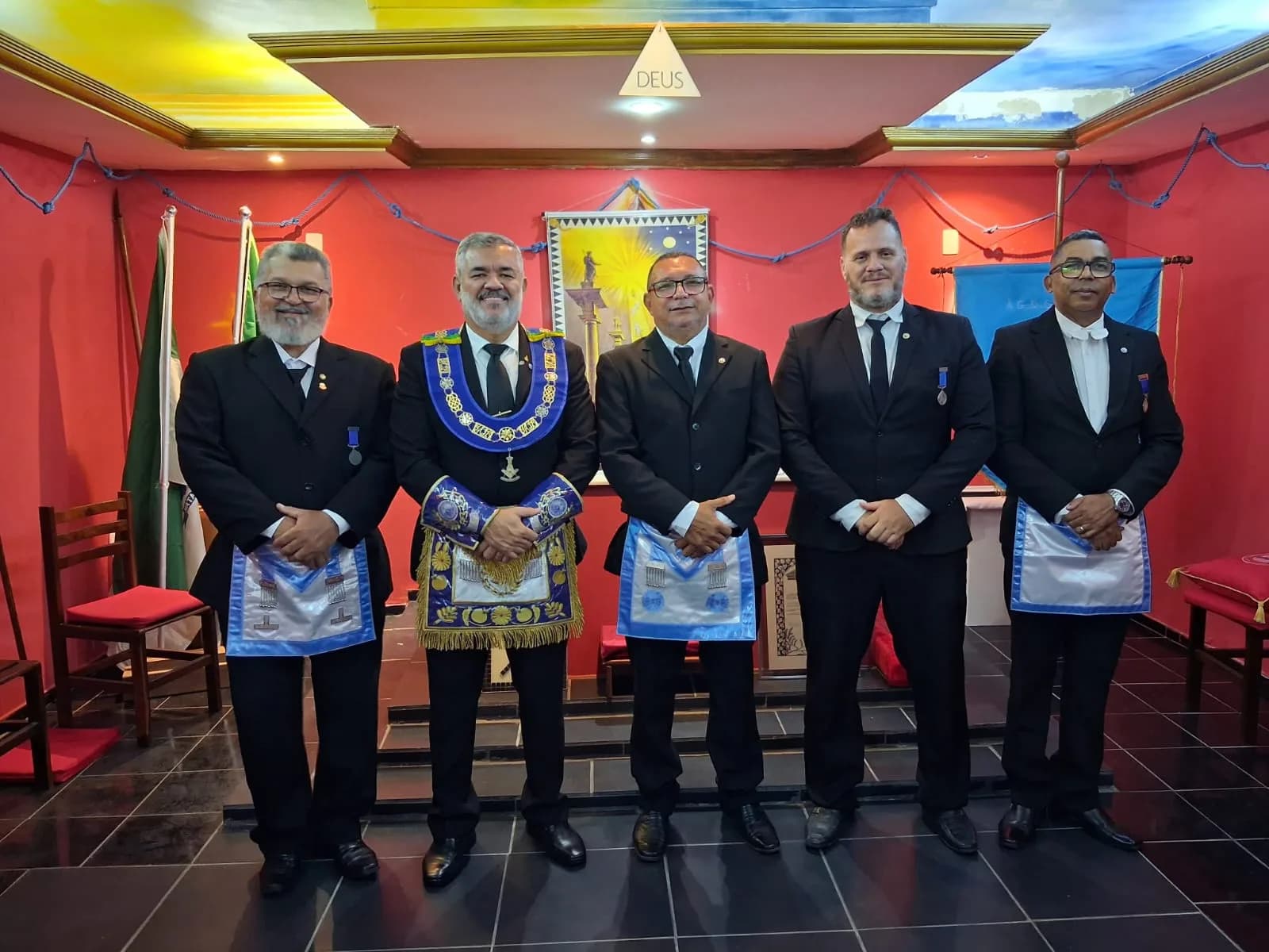 Irmãos reunidos no Templo, em fotografia oficial da Sessão Magna Restrita de Elevação (exaltação)