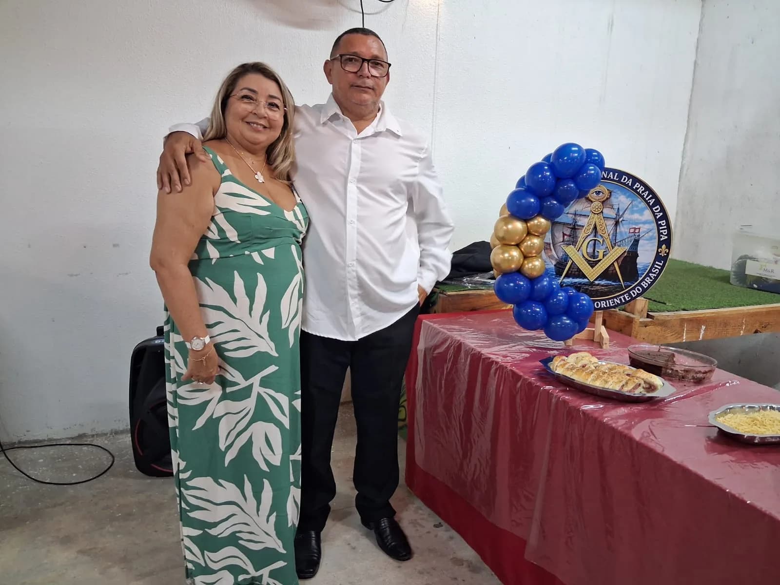 Irmãos reunidos no Templo, em fotografia oficial da Sessão Magna Restrita de Elevação (exaltação)