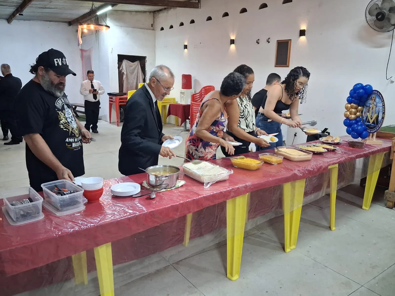 Irmãos reunidos no Templo, em fotografia oficial da Sessão Magna Restrita de Elevação (exaltação)