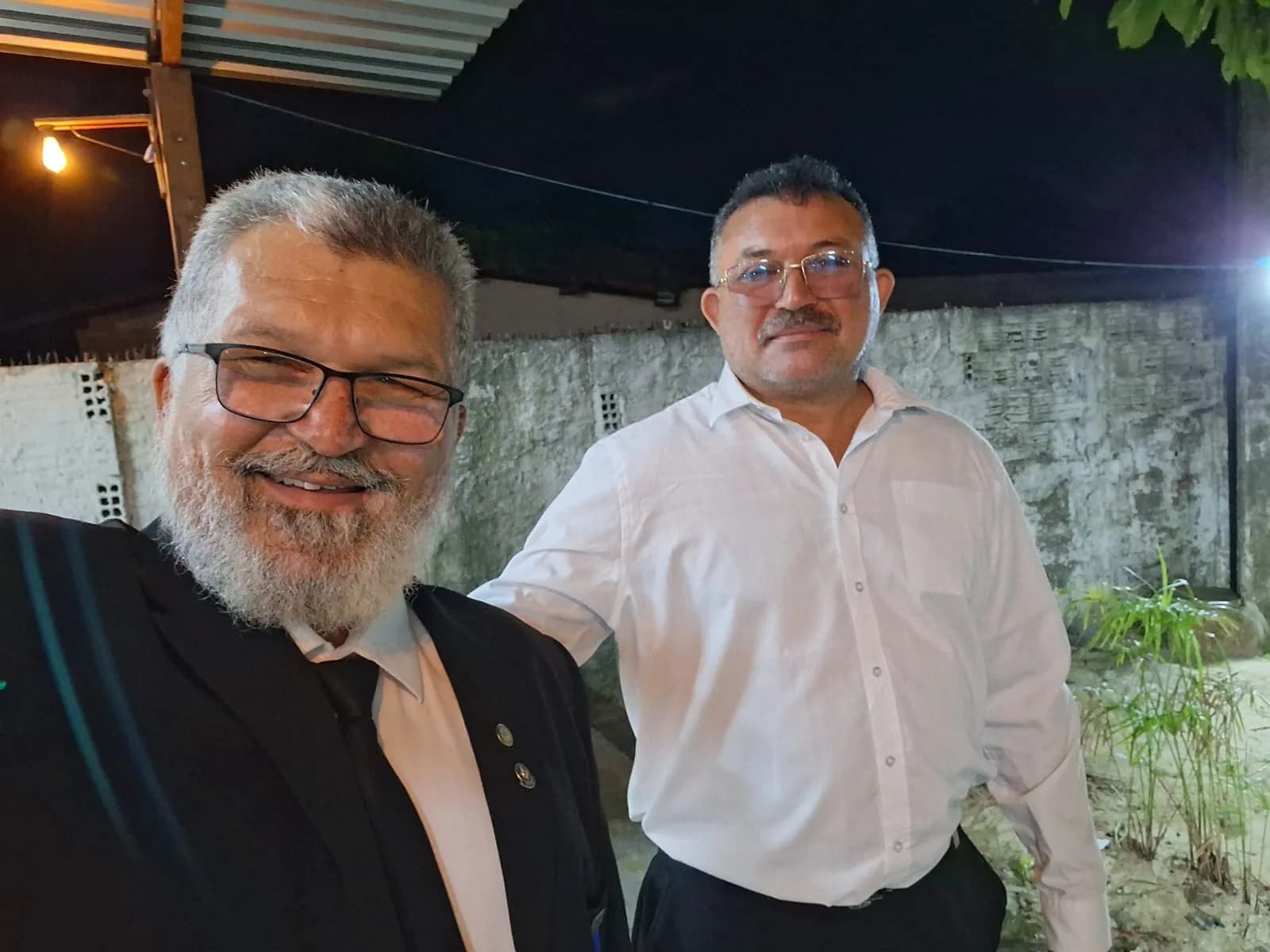 Irmãos reunidos no Templo, em fotografia oficial da Sessão Magna Restrita de Elevação (exaltação)
