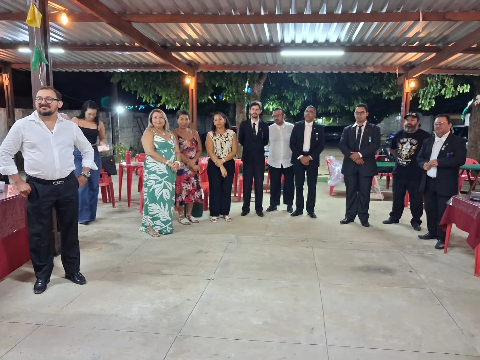 Irmãos reunidos no Templo, em fotografia oficial da Sessão Magna Restrita de Elevação (exaltação)