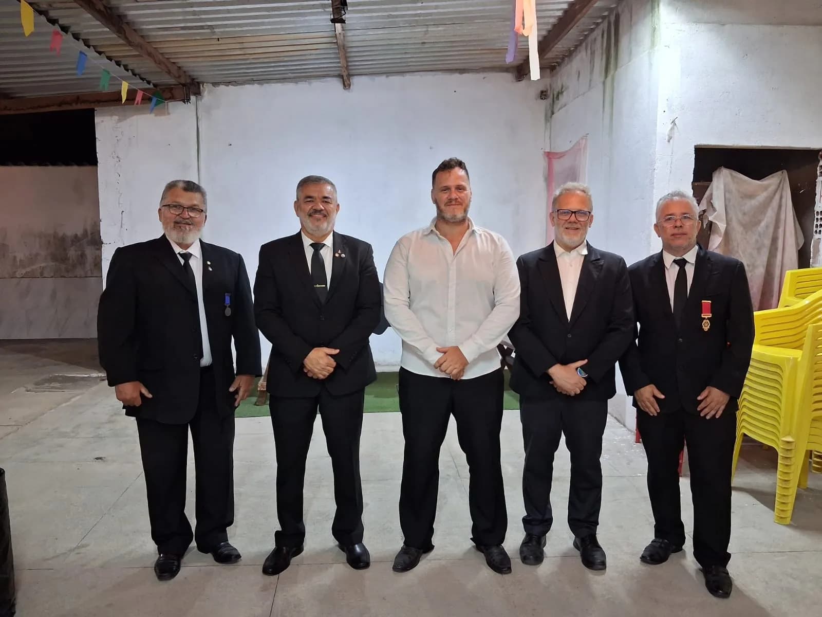 Irmãos reunidos no Templo, em fotografia oficial da Sessão Magna Restrita de Elevação (exaltação)