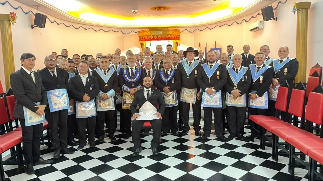 Irmãos reunidos no Templo, em fotografia oficial da Sessão Magna de Iniciação