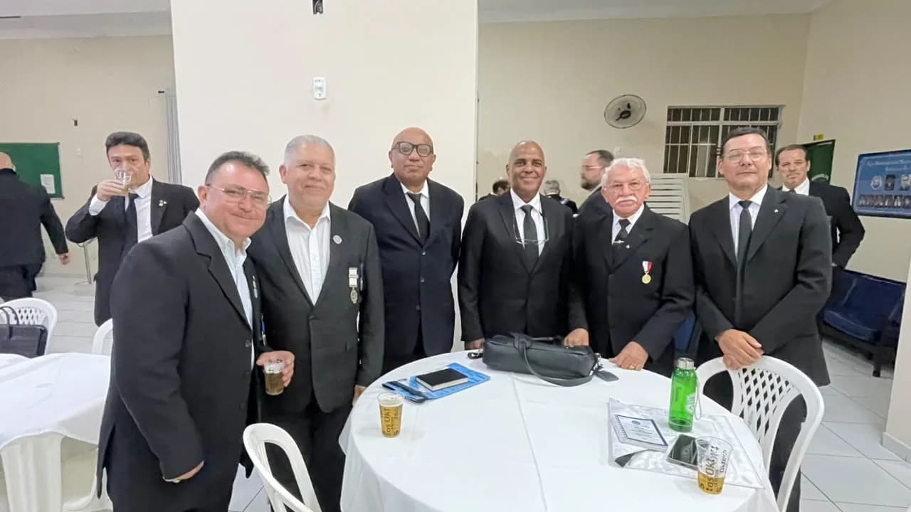 Irmãos reunidos no Templo, em fotografia oficial da Sessão Magna de Iniciação