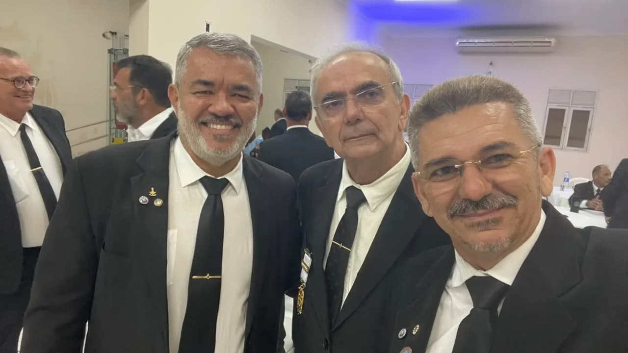 Irmãos reunidos no Templo, em fotografia oficial da Sessão Magna de Iniciação
