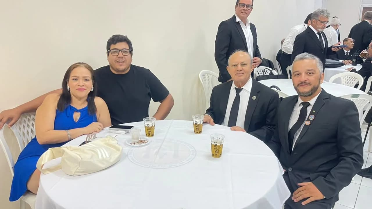 Irmãos reunidos no Templo, em fotografia oficial da Sessão Magna de Iniciação