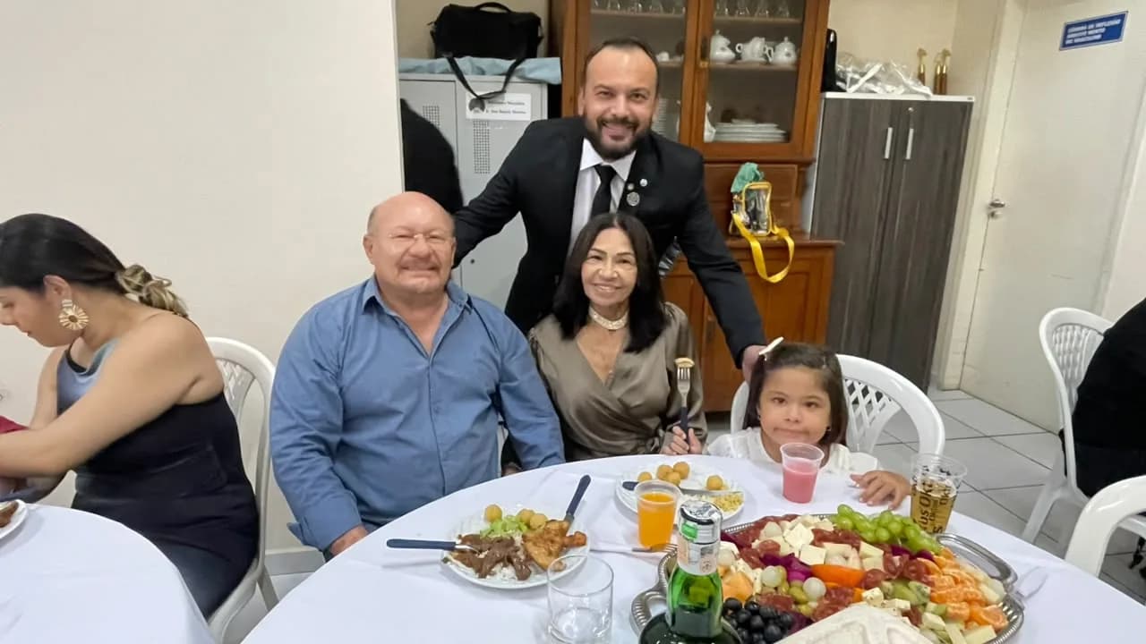 Irmãos reunidos no Templo, em fotografia oficial da Sessão Magna de Iniciação