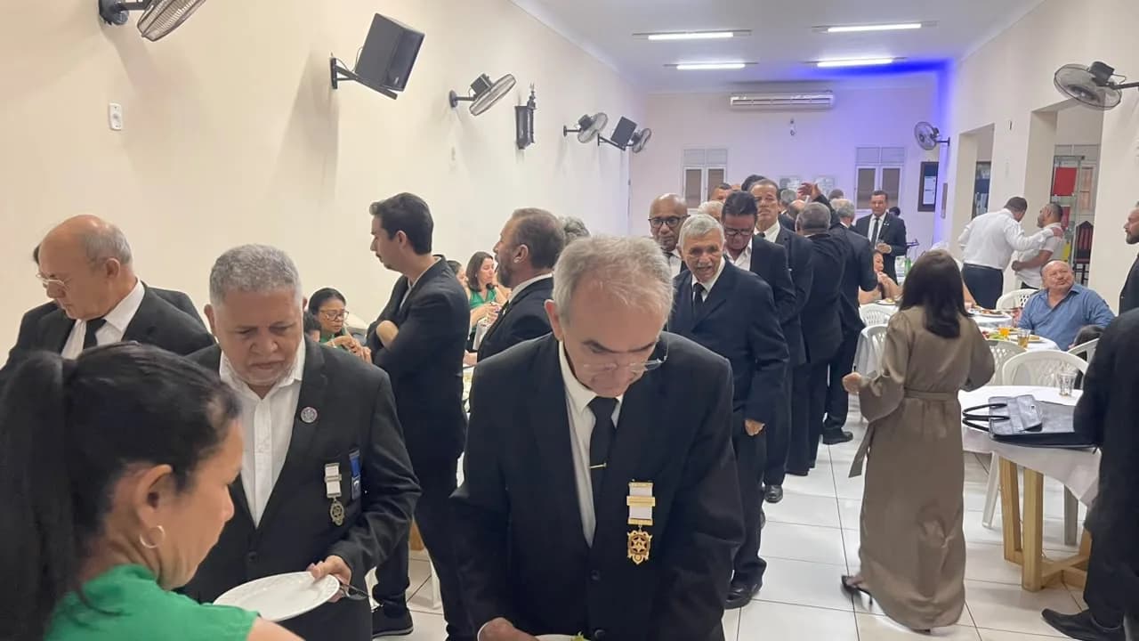 Irmãos reunidos no Templo, em fotografia oficial da Sessão Magna de Iniciação