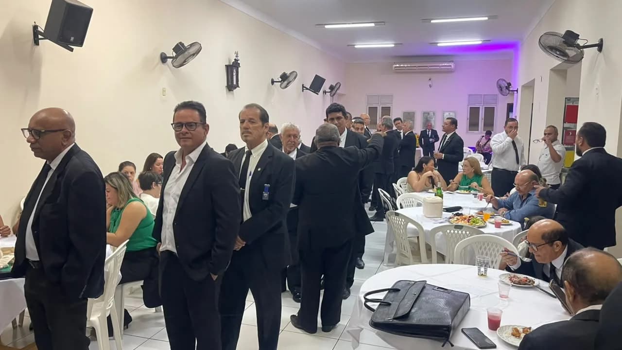 Irmãos reunidos no Templo, em fotografia oficial da Sessão Magna de Iniciação