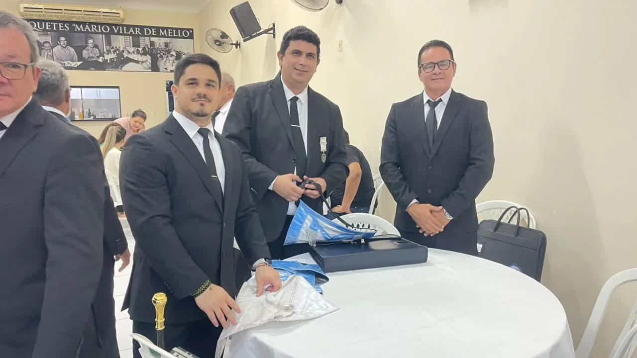 Irmãos reunidos no Templo, em fotografia oficial da Sessão Magna de Iniciação