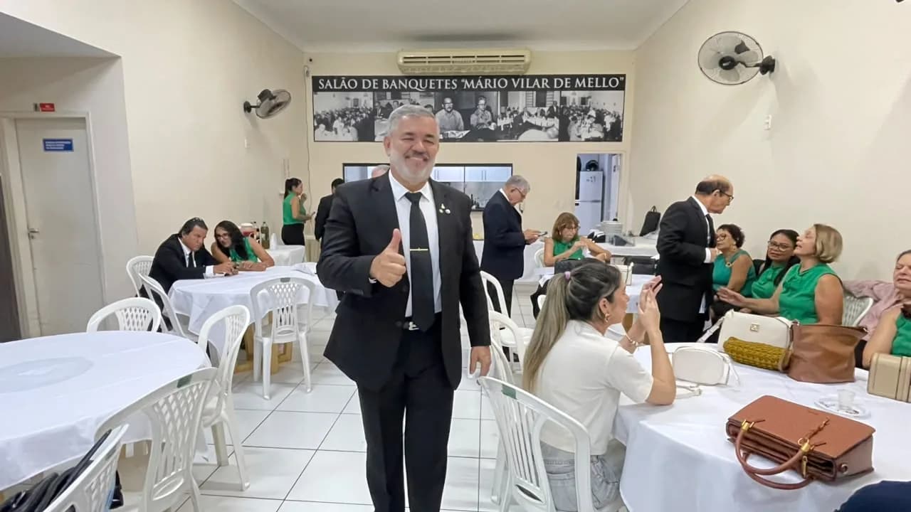 Irmãos reunidos no Templo, em fotografia oficial da Sessão Magna de Iniciação