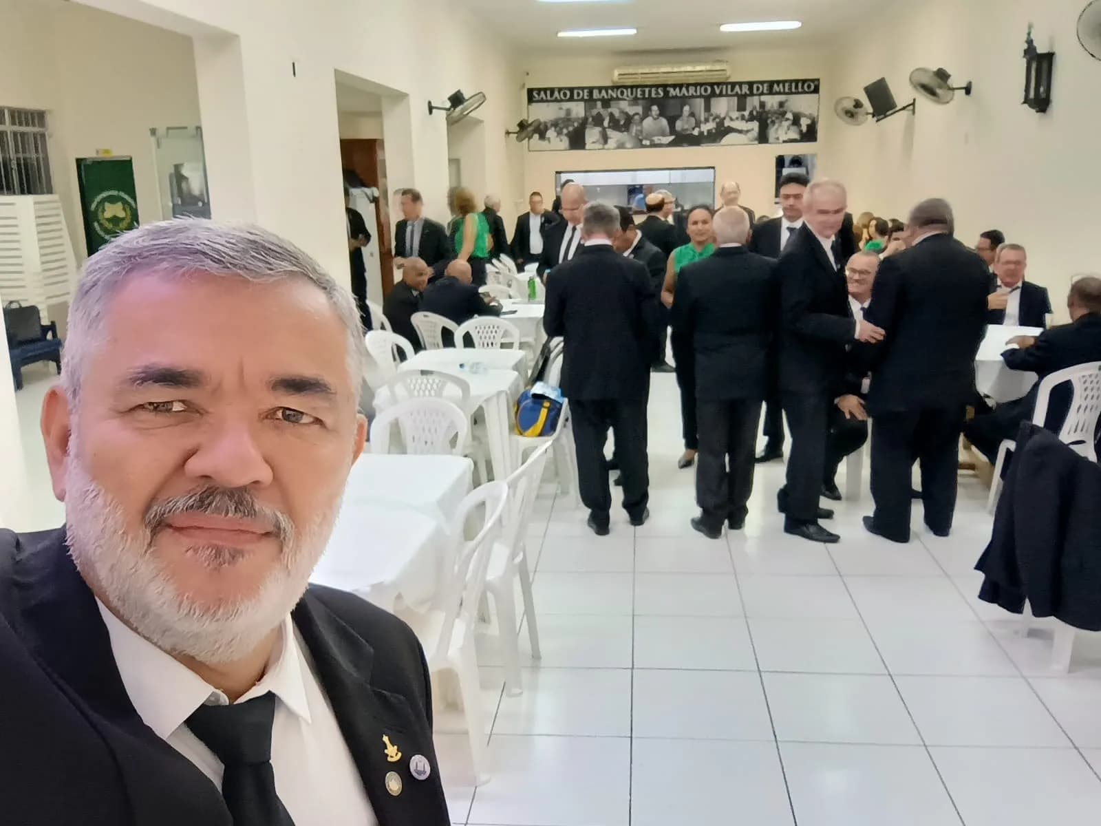 Irmãos reunidos no Templo, em fotografia oficial da Sessão Magna de Iniciação