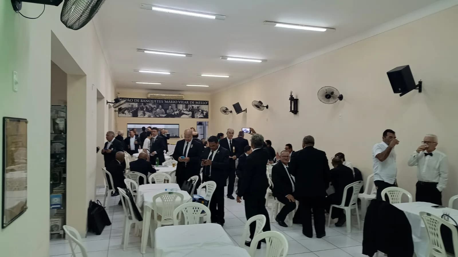 Irmãos reunidos no Templo, em fotografia oficial da Sessão Magna de Iniciação