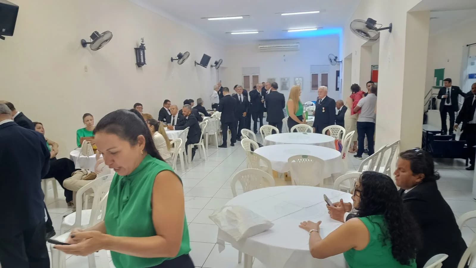 Irmãos reunidos no Templo, em fotografia oficial da Sessão Magna de Iniciação