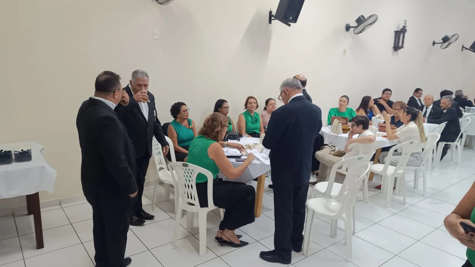 Irmãos reunidos no Templo, em fotografia oficial da Sessão Magna de Iniciação