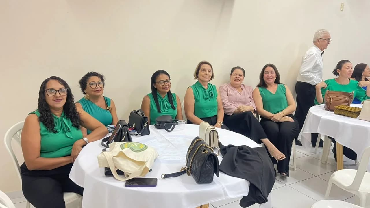 Irmãos reunidos no Templo, em fotografia oficial da Sessão Magna de Iniciação