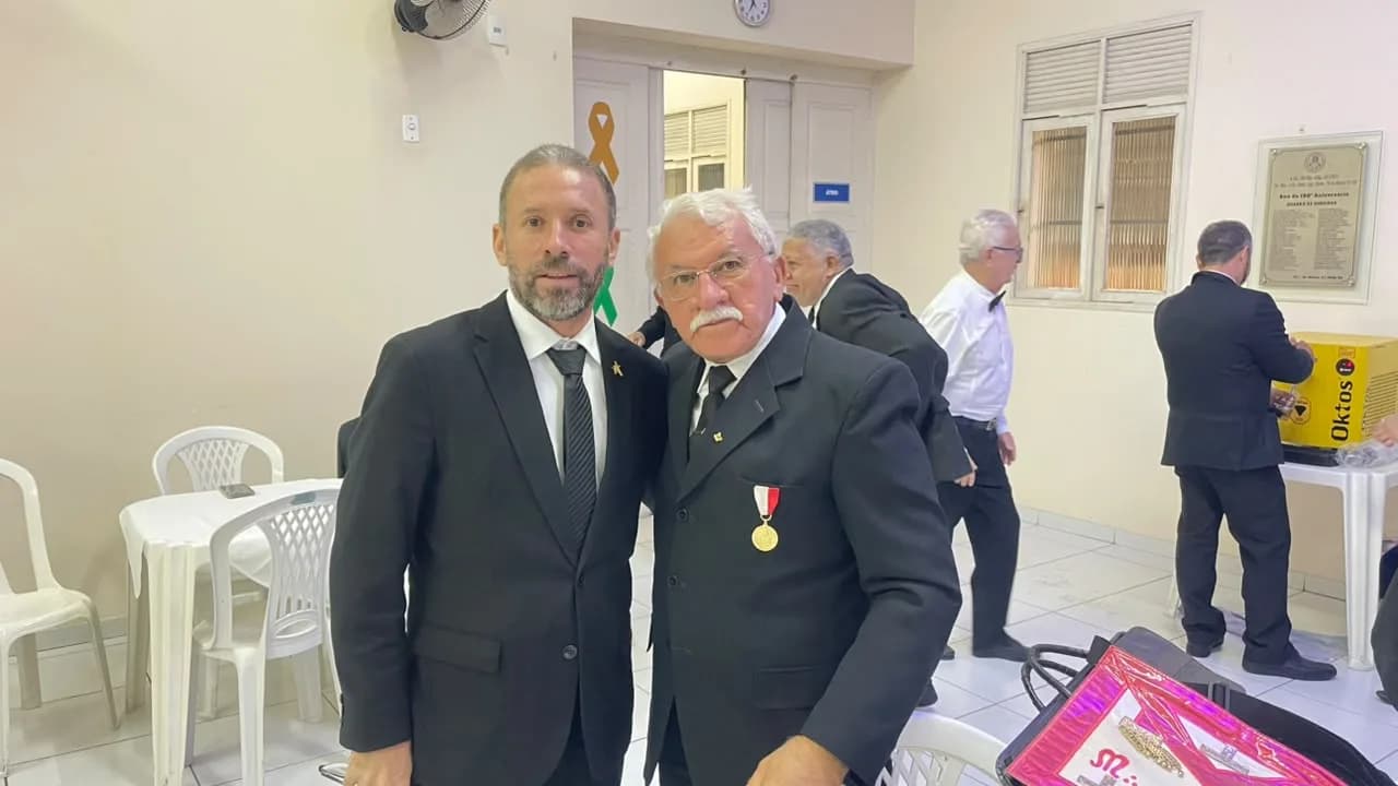 Irmãos reunidos no Templo, em fotografia oficial da Sessão Magna de Iniciação