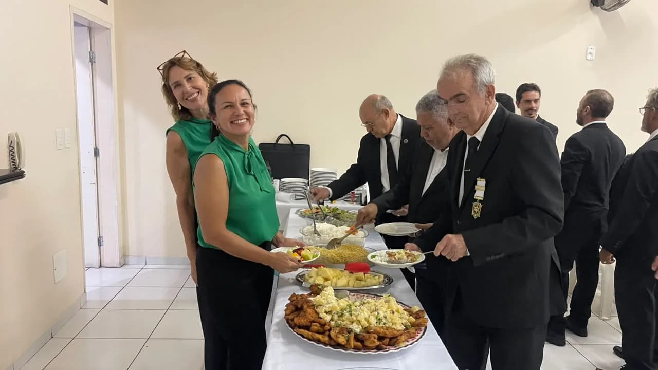 Irmãos reunidos no Templo, em fotografia oficial da Sessão Magna de Iniciação