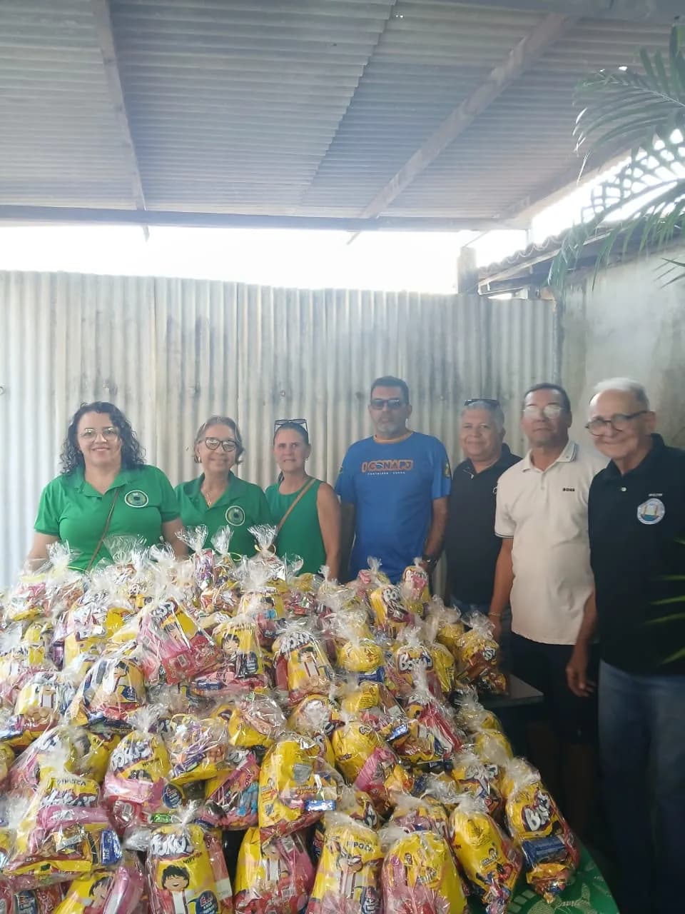 Membros da Loja Monteiro Lobato e da Fraternidade Feminina com as lancheiras distribuídas às crianças do Parque das Árvores