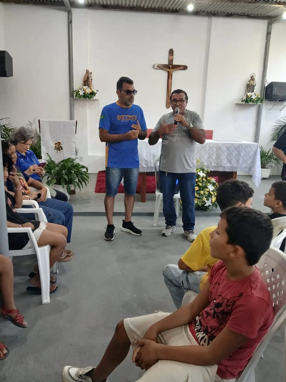 Membros da Loja Monteiro Lobato e da Fraternidade Feminina com as lancheiras distribuídas às crianças do Parque das Árvores