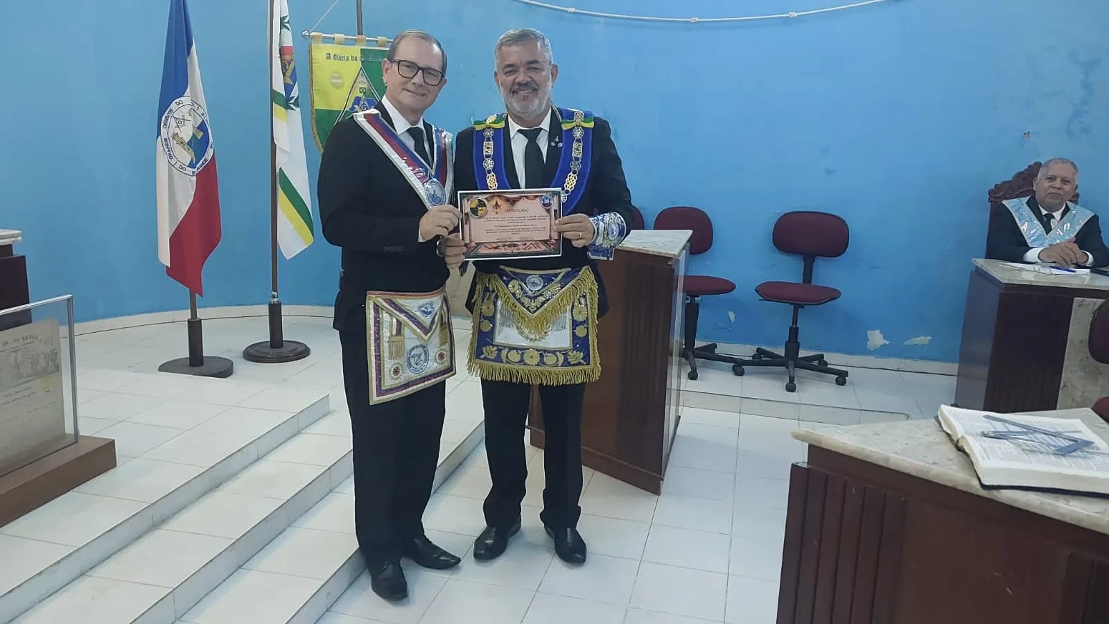 Irmãos reunidos no Templo, em fotografia oficial da Sessão Ordinária de Instrução, no Grau de Aprendiz Maçom