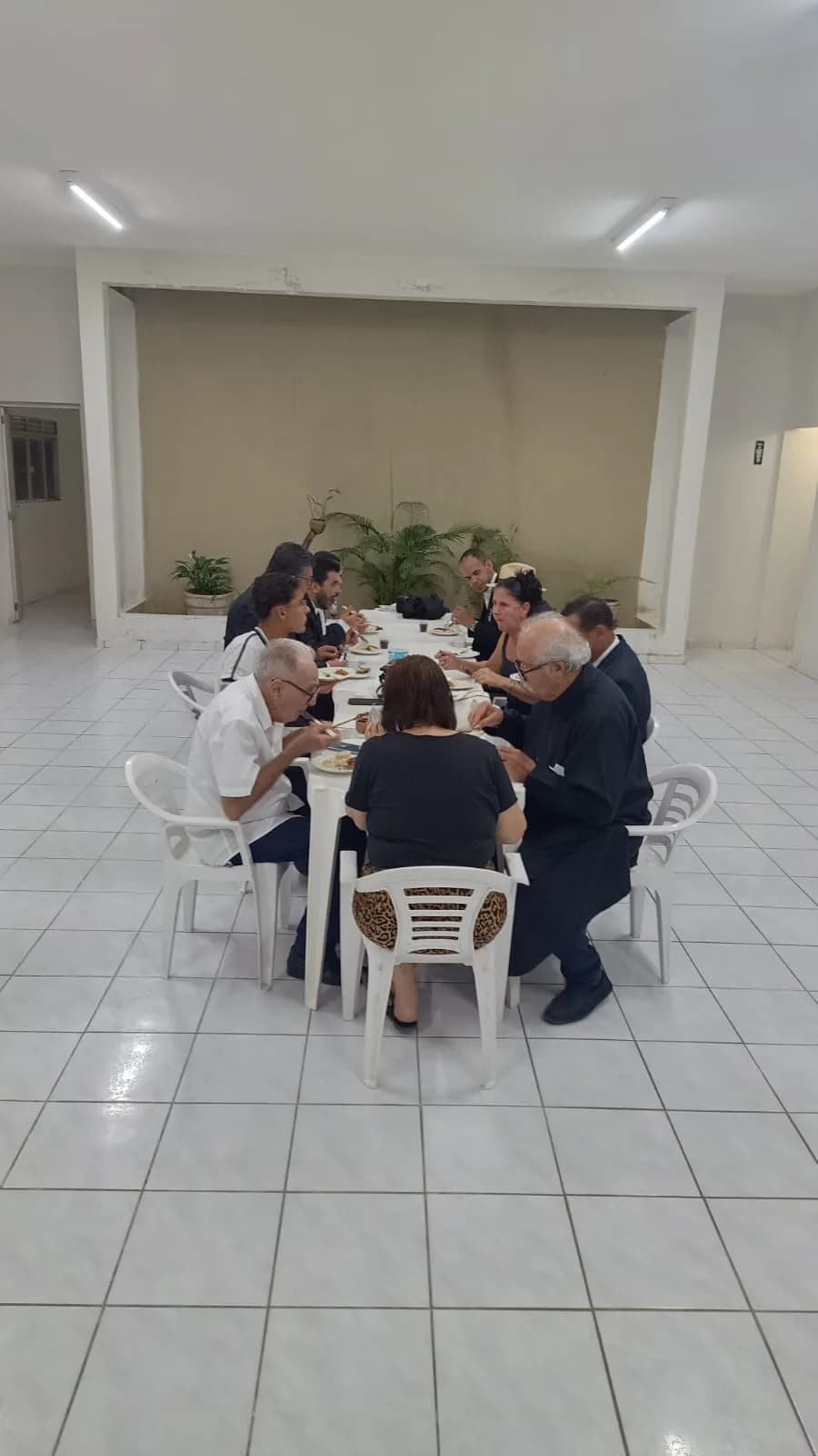 Irmãos reunidos no Templo, em fotografia oficial da Sessão Ordinária de Instrução, no Grau de Aprendiz Maçom