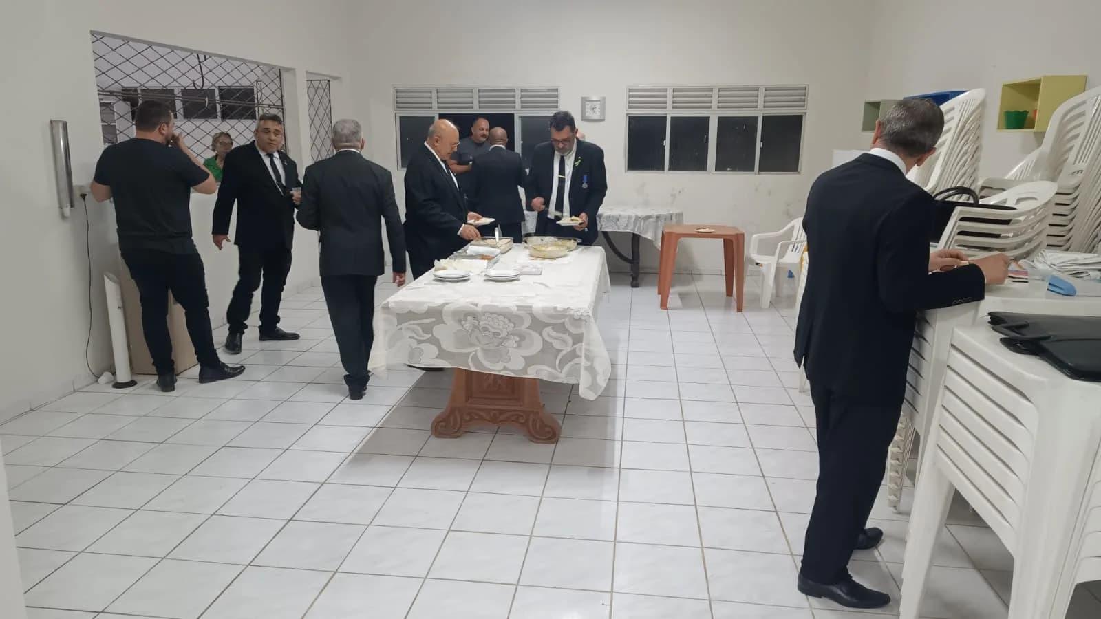 Irmãos reunidos no Templo, em fotografia oficial da Sessão Ordinária de Instrução, no Grau de Aprendiz Maçom